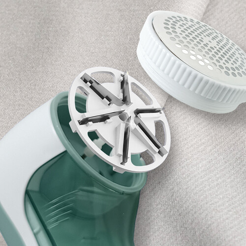 Машинка STL LR-M01 для удаления катышков рядом с открытой защитной крышкой