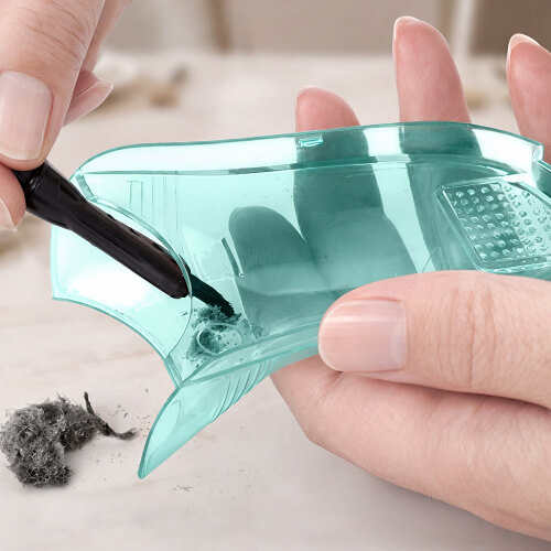 Женские руки чистят щеточкой контейнер от машинки STL LR-M01