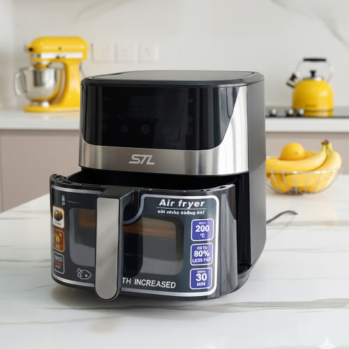 Аэрогриль STL KB-8002A стоит на мраморном кухоннном столе.