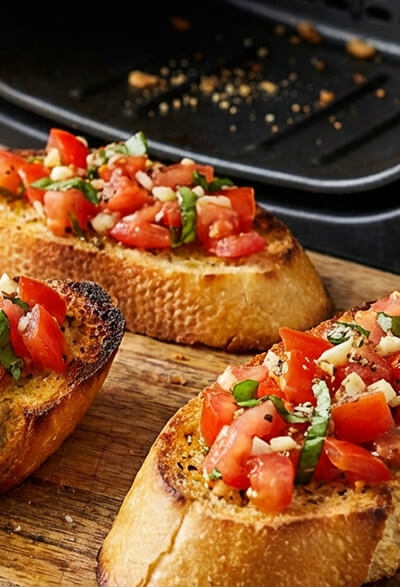 Брускета с томатами и базиликом