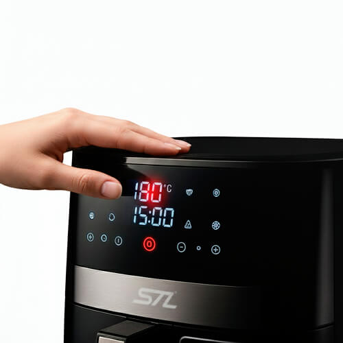 Женская рука на выбирает на сенсорном экране аэрогриля STL 8002a программу для приготовления.