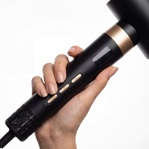 Женская рука держит фен стайлер с ионизацией stl HDS-m01.