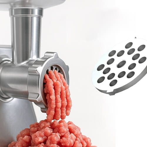 Насадка для рубленного фарша и мясорубка STL MG-M11 из которой выходит рубленный фарш.