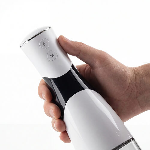 Мужская рука держит ирригатор stl di-s01.