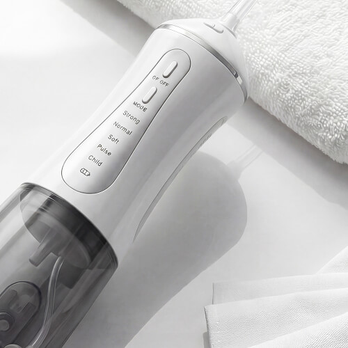 Мужская рука держит ирригатор stl di-m01.